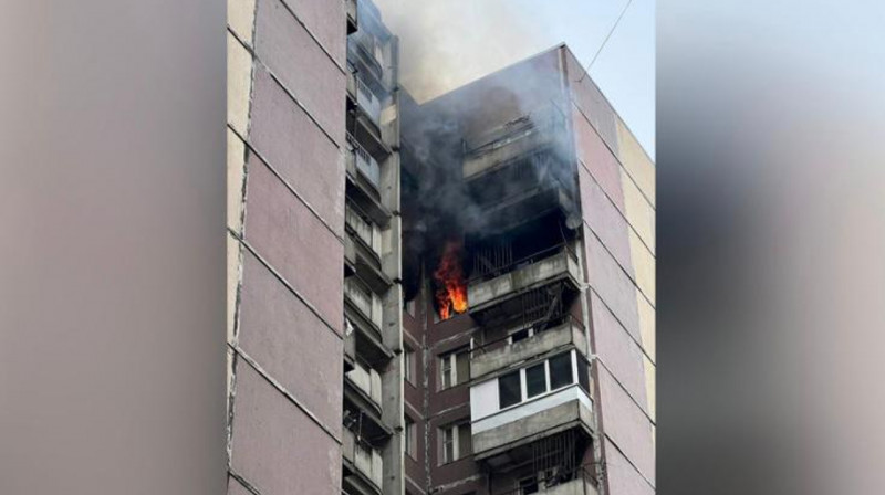 Крупный пожар произошел в многоэтажке Санкт-Петербурга