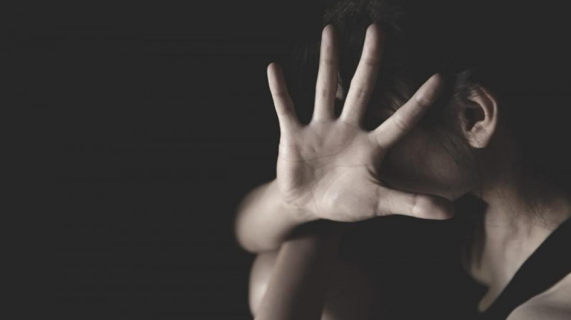 Мужчина изнасиловал и заставил сделать аборт 13-летнюю приемную дочь