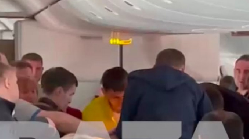 Мужчина пытался выйти из самолета рейса Москва - Магадан прямо в воздухе
