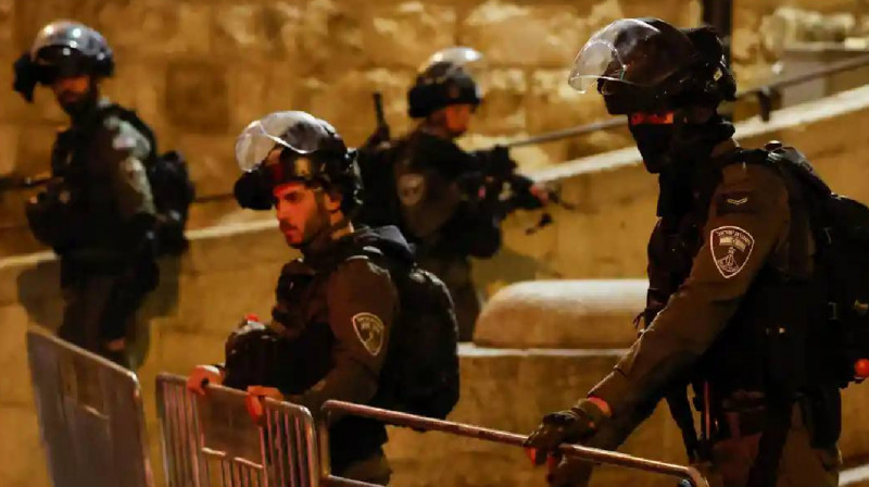 Израильские силовики ворвались в мечеть Аль-Акса во время молитвы: ранены десятки человек