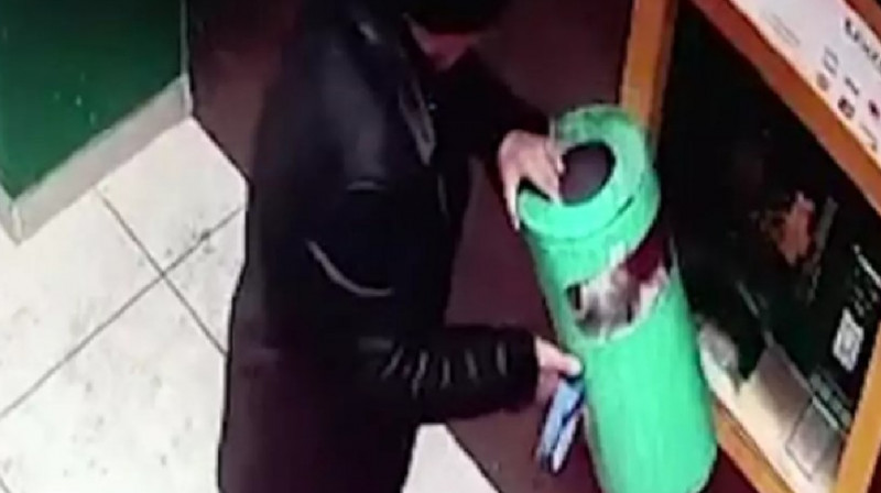 В Акмолинской области мужчина разгромил урной два банкомата