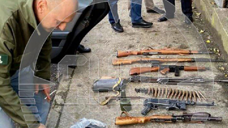 Гранатометы, пулеметы, винтовки: арсенал оружия изъяли у водителя авто с армянскими номерами
