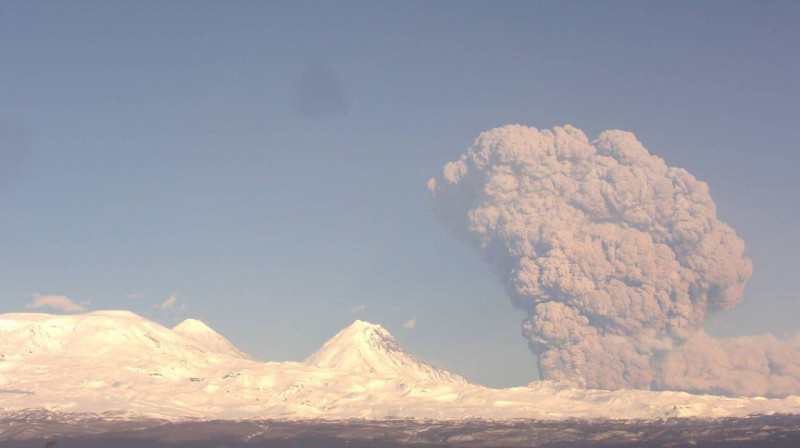 Четвертый мощный выброс пепла из вулкана Безымянный произошел на Камчатке