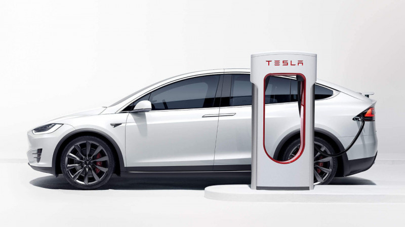 Электромобили Tesla уличили в слежке за водителями