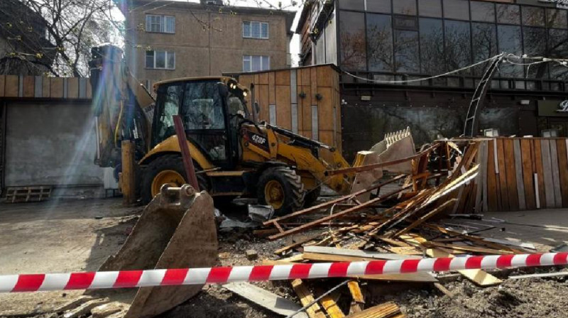 В Алматы сносят незаконно построенные летники