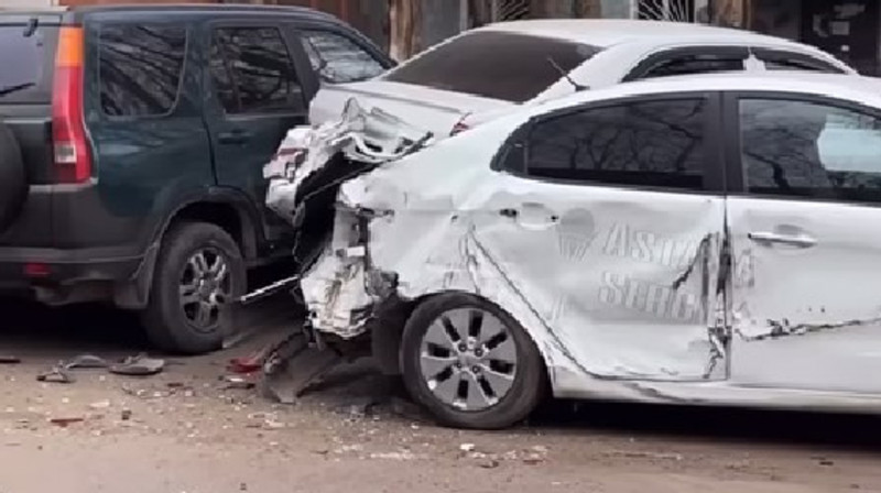 Водитель грузовика протаранил сразу 6 припаркованных авто в Астане и скрылся