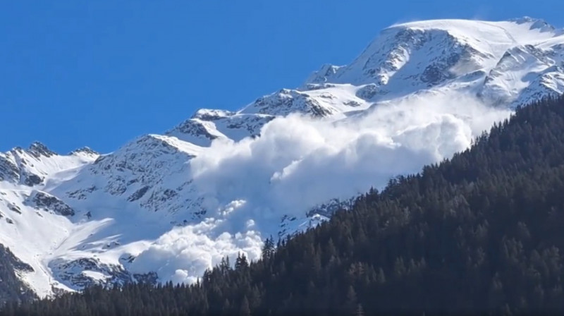В результате схода лавины в Альпах погибло 4 человека. ВИДЕО