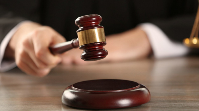 В Актобе директору колледжа пожизненно запретили работать на госслужбе за помощь однокласснице