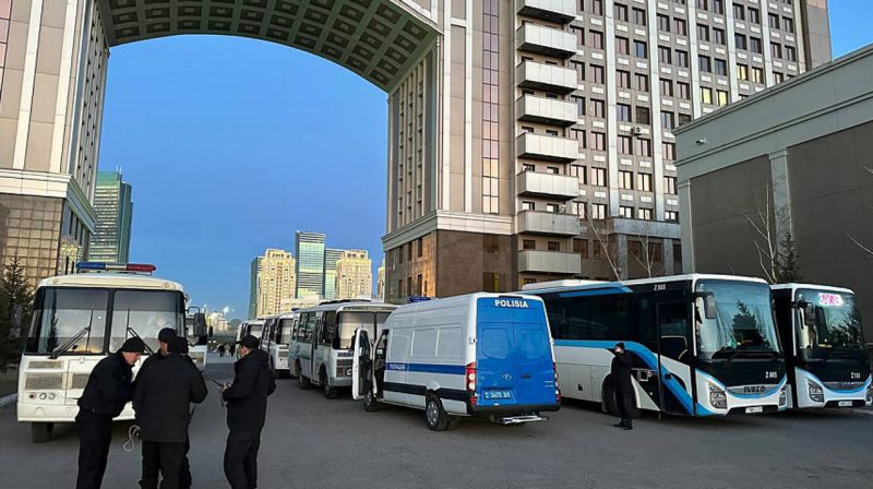 У здания «КазМунайГаза» в столице зафиксировано скопление автозаков