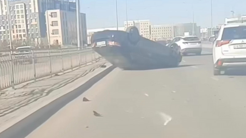 Легковушка перевернулась после столкновения с внедорожником в Астане