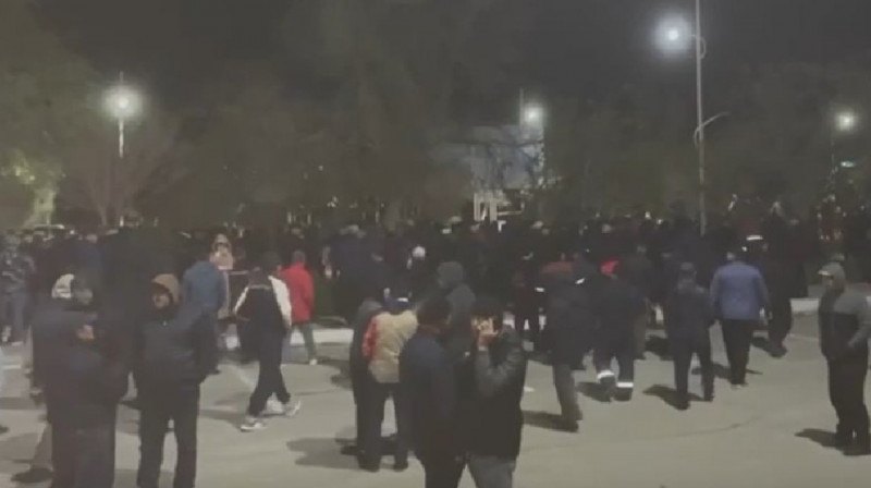 Аким Жанаозена обратился к собравшимся на площади жителям