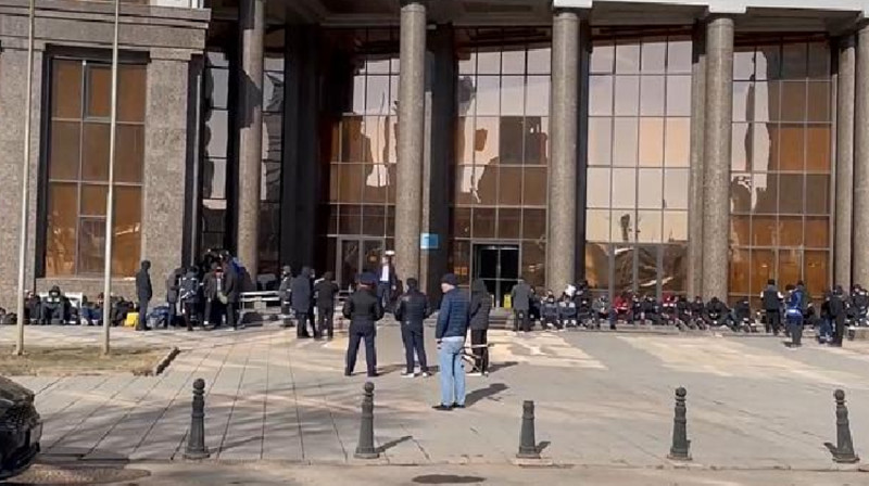 «Не устраивает зарплата? Можете найти другую работу» - эксперт о забастовке у "КазМунайГаза"