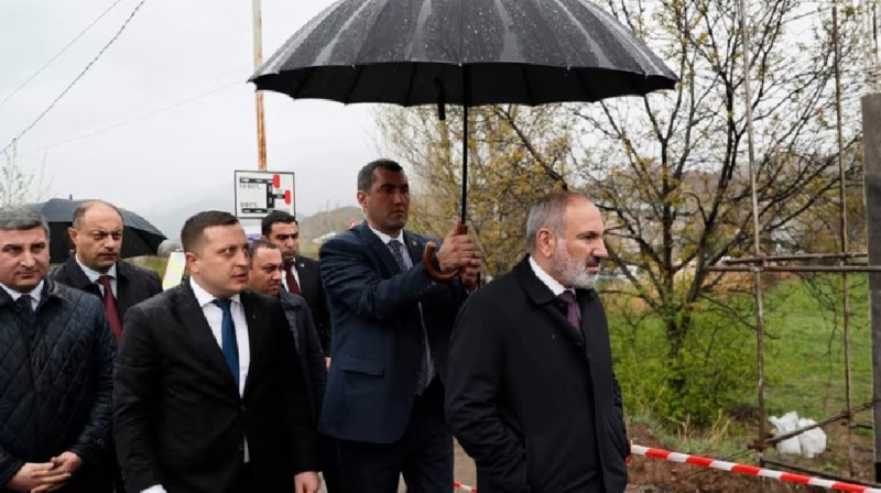 В Армении женщину задержали за нападение с зонтом на Пашиняна