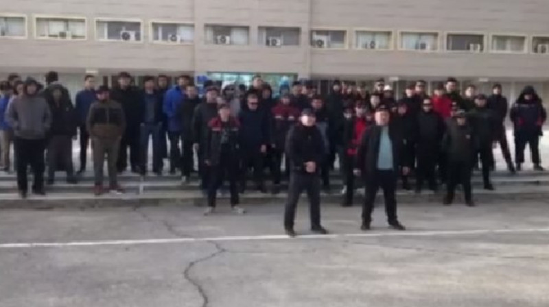 Жители Жанаозена собрались перед акиматом с требованием освободить задержанных в Астане