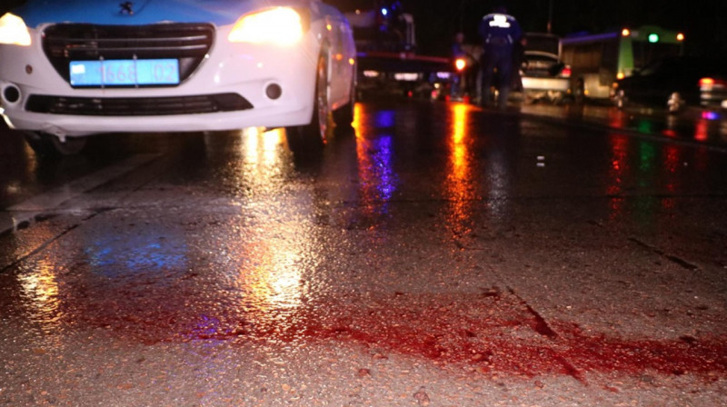 Алматыда көлік 16 жастағы жігітті қағып кетті, жасөспірім көз жұмды