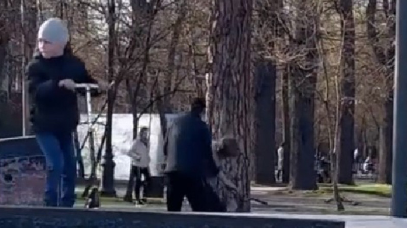 Мужчина избил подростка в парке Алматы