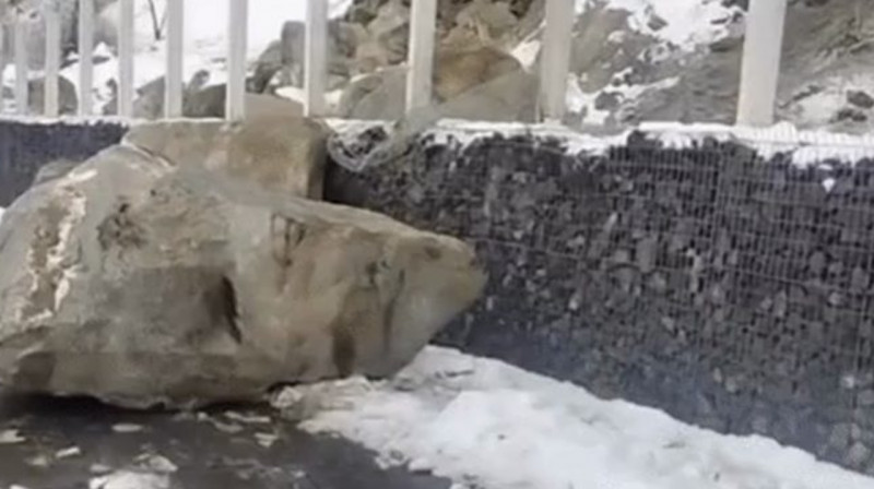 На Медеу сошел камнепад