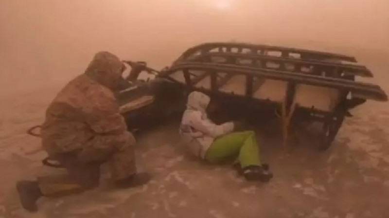 Ученые попали под мощный пеплопад с камнями на Камчатке