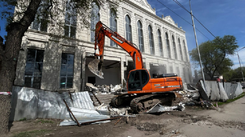 Алматыда заңсыз салынған мейрамхана нысаны бұзылды