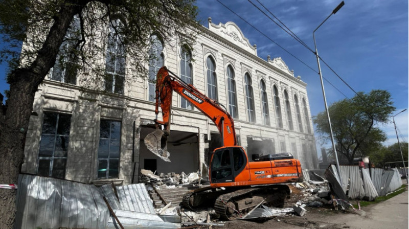 Крупный ресторан сносят в Алматы