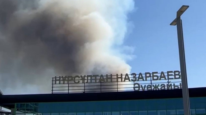 Крупный пожар близ аэропорта Астаны подобрался к взлетной полосе. ВИДЕО