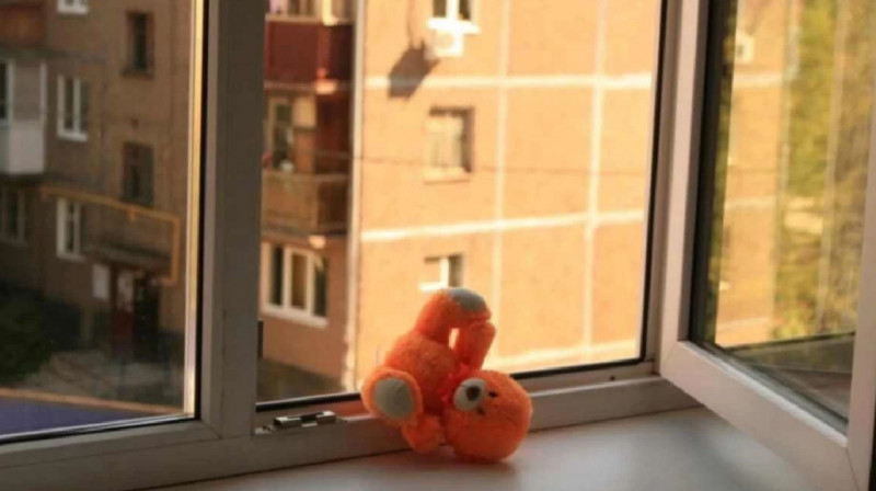 Павлодарда үш жастағы бала 9 қабаттан құлады