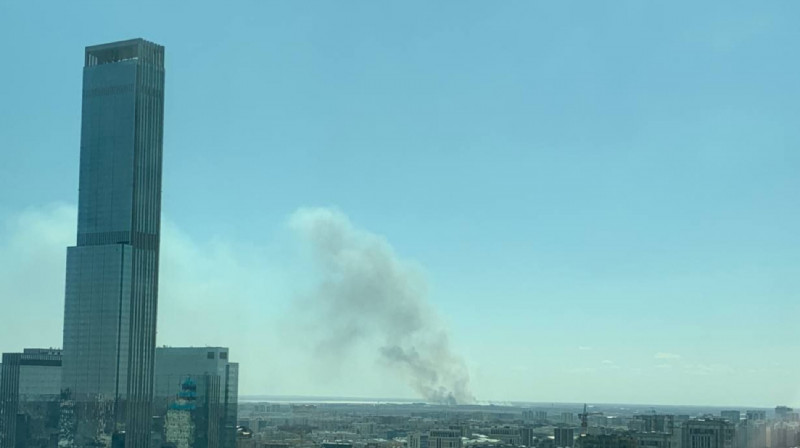 Пожар произошел рядом с аэропортом в Астане