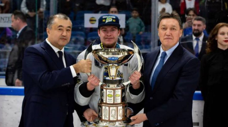 Қаңтар оқиғасынан көрінбей кеткен Асқар Мамин Ташкентте марапат тапсырды