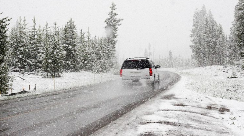 Движение транспорта ограничили на выезде из Астаны из-за метели и гололеда