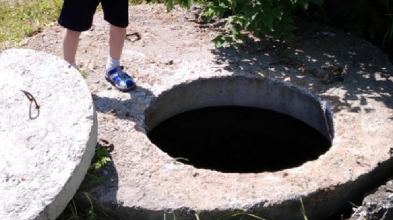 В Актобе малолетний ребенок упал в уличный колодец и погиб