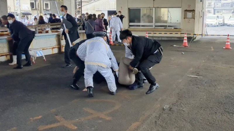 Взрыв рядом с премьером Японии: раскрыты подробности инцидента