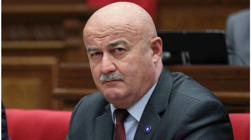 Депутат парламента Армении извинился за сожжение флага Азербайджана