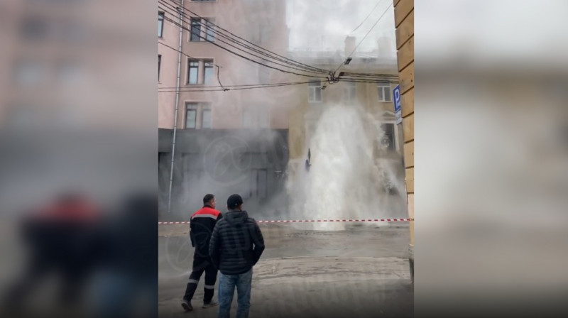 Фонтан кипятка затопил улицу в историческом районе Санкт-Петербурга. ВИДЕО