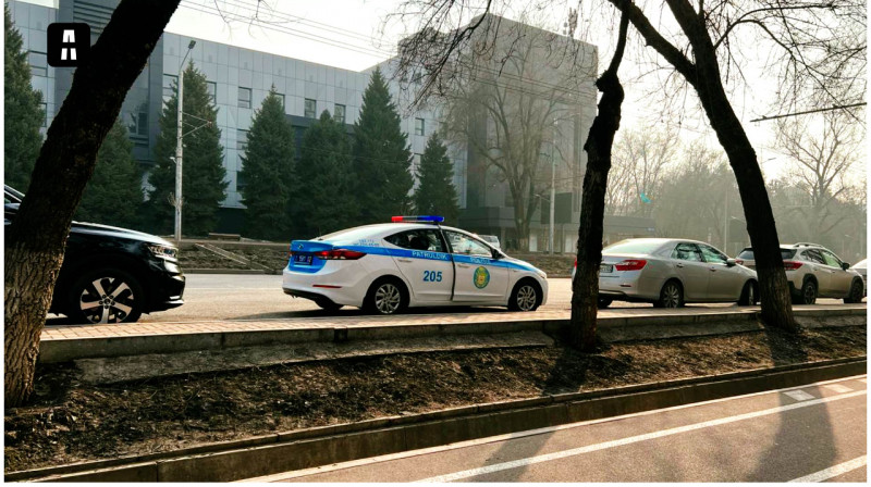 Мужчина открыл стрельбу из окна квартиры в Алматы