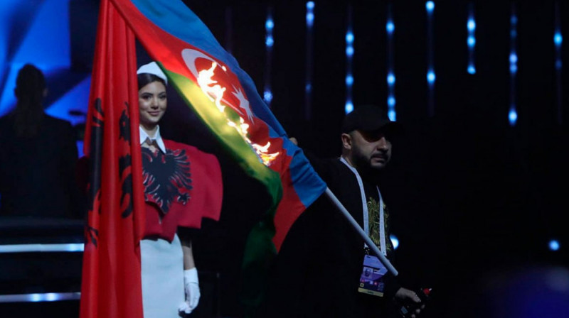 Скандал на чемпионате Европы: в Ереване подожгли флаг Азербайджана и насильно удерживали сборную
