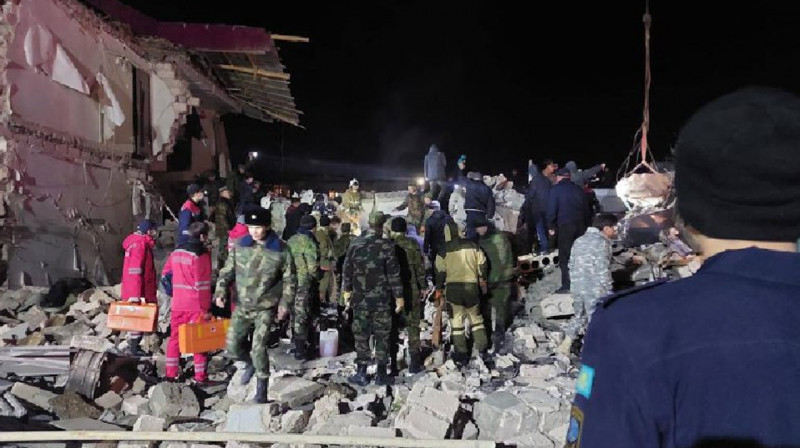 Мощный взрыв в жилом доме Жанаозена: из-под завалов извлекли тело погибшего
