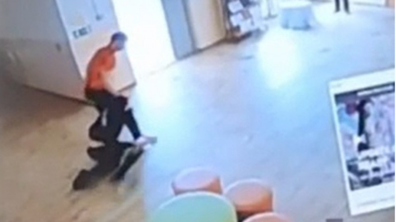 В Красноярске физрук избил ученика за отказ протереть свои ботинки