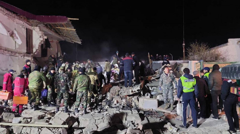 Мощный взрыв в жилом доме Жанаозена: разрушен подъезд, есть раненые