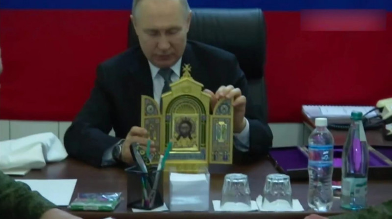 Путин прилетел в Херсонскую область с иконой