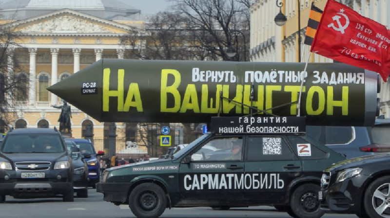 В Петербурге активисты возят макет ракеты с призывом бомбить Вашингтон