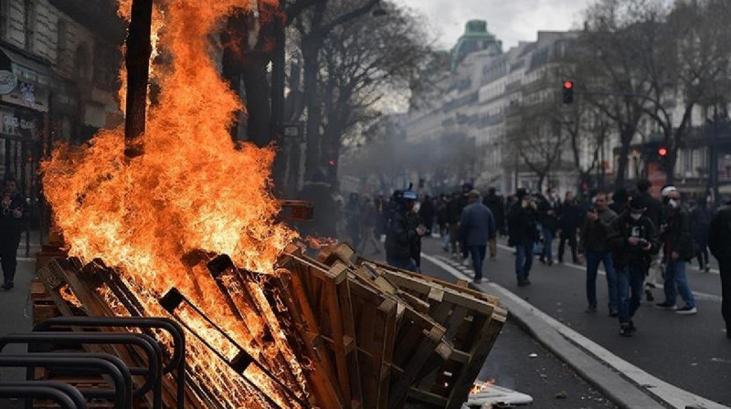 Во Франции протестующие подожгли отделение МВД и расстреляли полицейских