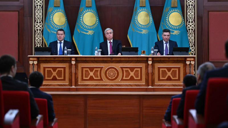 "Акимы должны ходить пешком": Токаев раскритиковал состояние городов Казахстана