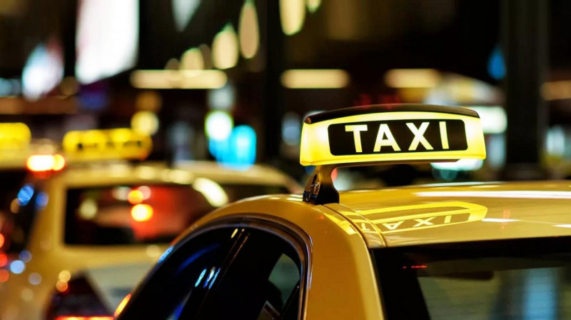 Алматыда шетелдік азамат өзін әуежайдан қонақүйге қымбат бағамен жеткізген такси жүргізушісіне шағым түсірді