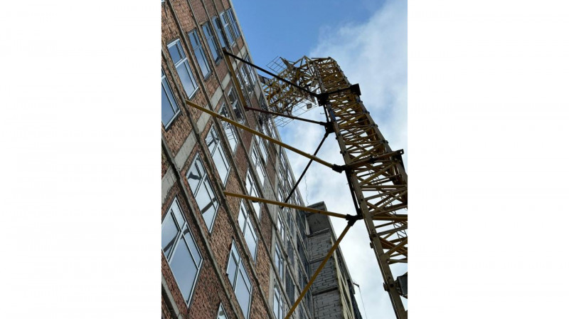 Астанада құрылыс басында көтергіш кран құлады