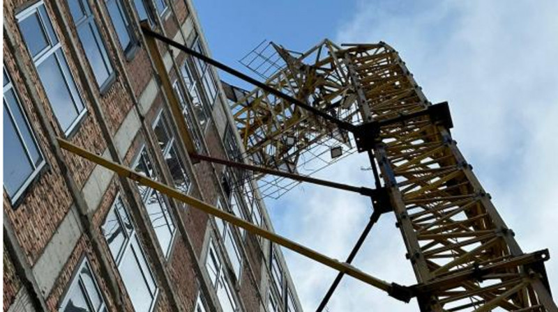 Башенный кран обломился и упал на здание в Астане