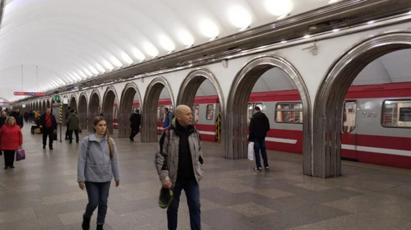 Пассажиру отрезало часть руки из-за падения под поезд в метро Санкт-Петербурга