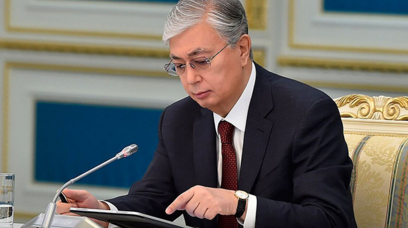 Токаев подписал две поправки в закон