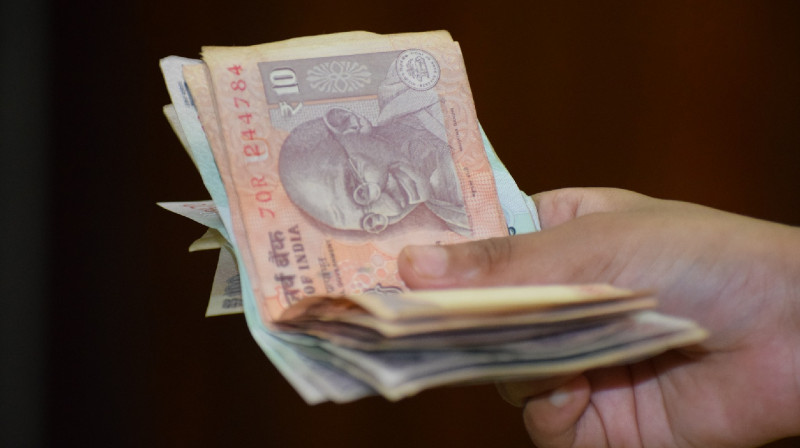 Банки России начали принимать индийские рупии