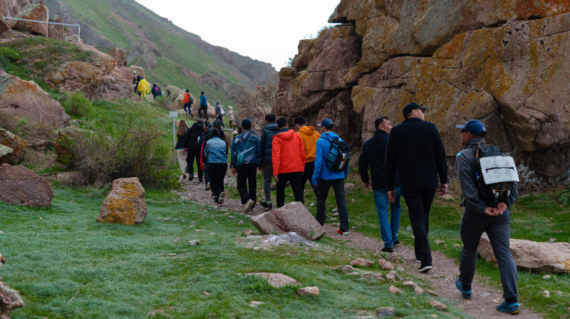 Буддийский храм и древние петроглифы: команда Nomad Travel club отправилась на Тамгалы-Тас