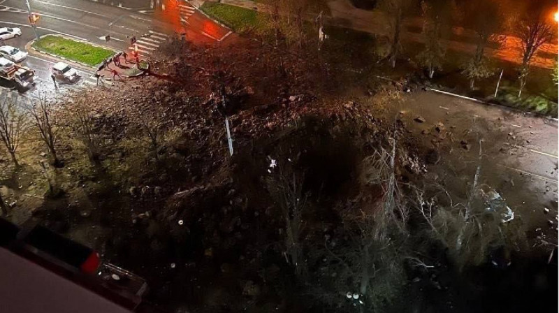 В Белгороде после взрыва образовалась огромная воронка посреди города